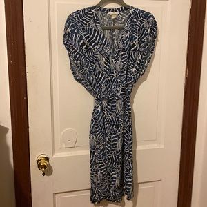 H&M v-neck blue and white leaf print dress with belt